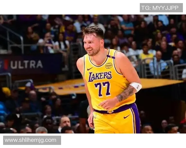 各大足球球星的绝技与个人特色解析及其背后训练秘诀