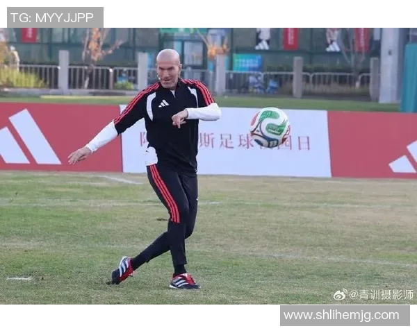 足球巨星帅气瞬间尽显英姿展现魅力与风采的完美捕捉