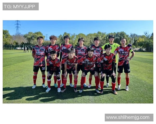 铁杆球迷偶遇足球巨星激动合影分享难忘时刻